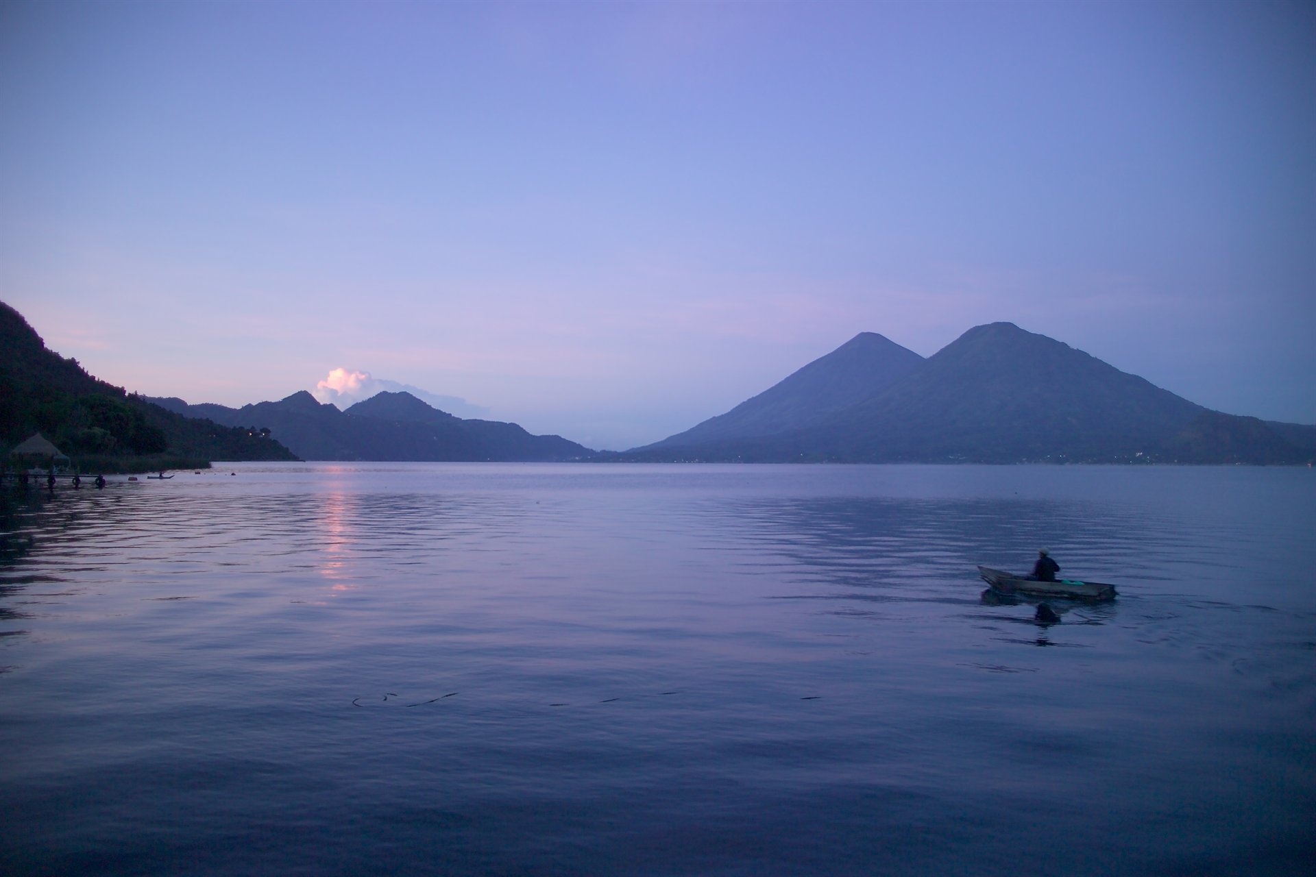 Lago de Atitlán al amanecer