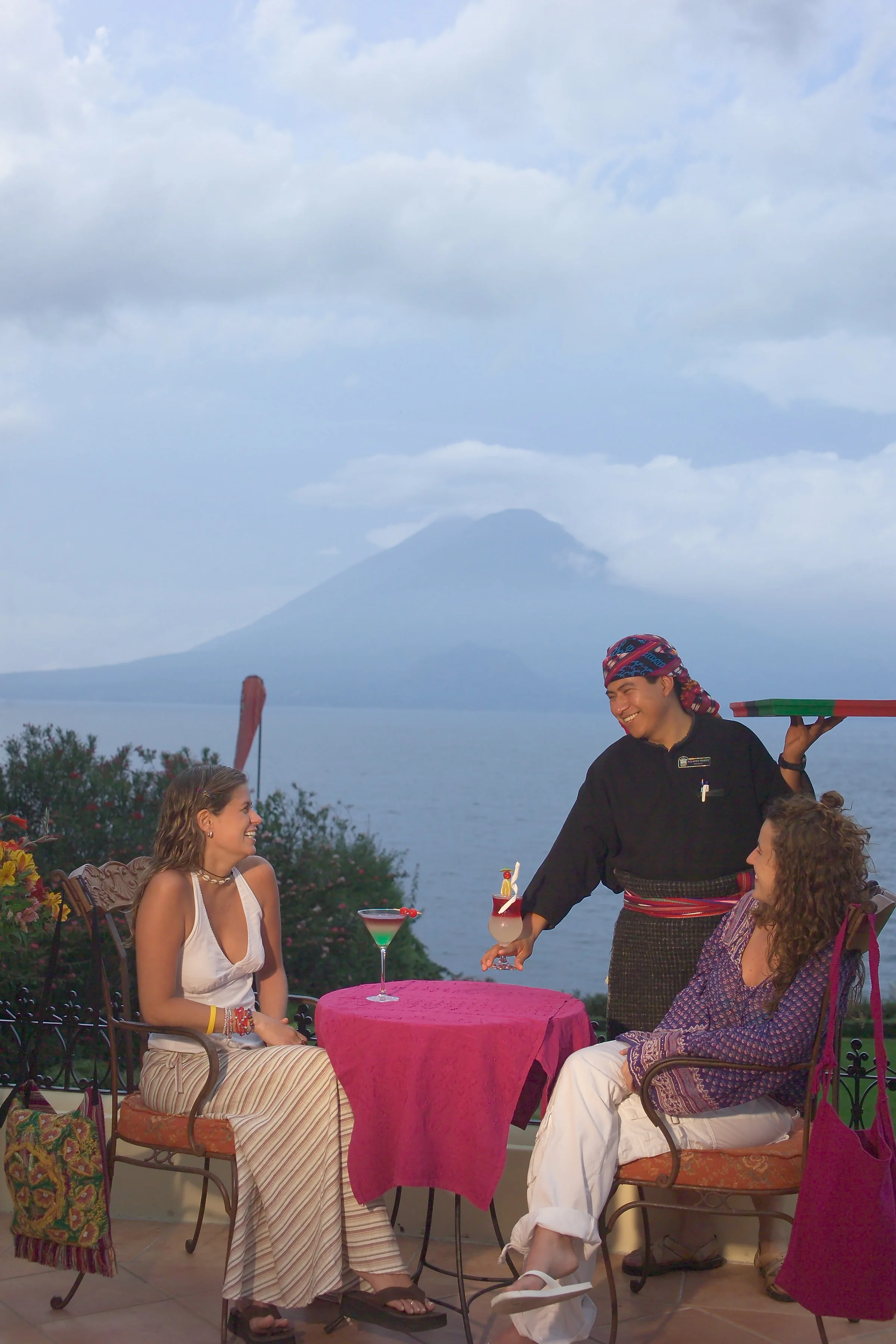 Viajeras disfrutando la hospitalidad guatemalteca frente al Lago de Atitlán